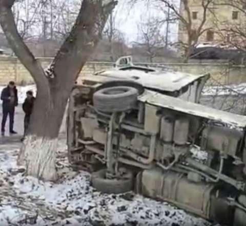 Yük maşını yol kənarına aşdı - VİDEO 