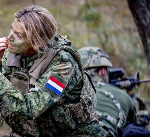 Kraliça 54 yaşında orduya yazıldı – Qızından sonra təlimlərə başladı – FOTO 