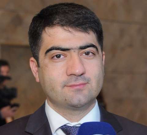 İcra başçısı boşanma iddialarına paylaşımla cavab verdi 