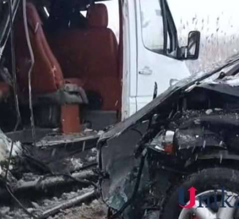 Avtomobil mikroavtobusla toqquşdu - VİDEO 