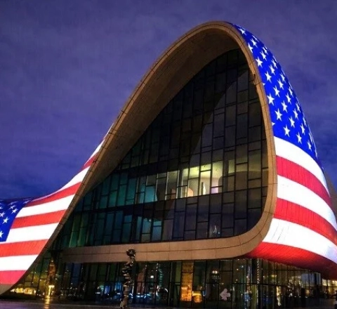 Heydər Əliyev Mərkəzi ABŞ bayrağı ilə işıqlandırıldı 