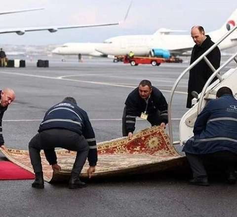 Vens İrəvanda ilk addımı Azərbaycan xalçasına atdı 