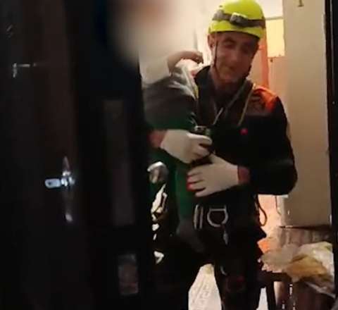 Köməksiz qalan 4 yaşlı uşaq belə xilas edildi – VİDEO 