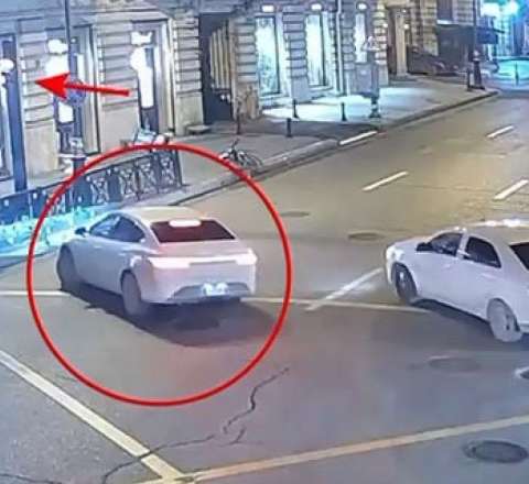 Qırmızı işıqda keçən maşın svetofora çırpıldı - VİDEO 