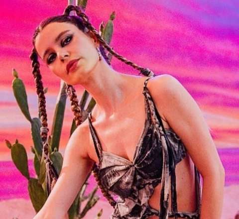 Məşhur aktrisa Beren Saat musiqi karyerasına başladı 