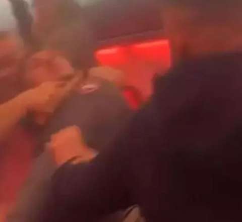 Təyyarədə dava düşdü: TƏCİLİ eniş edildi - VİDEO 