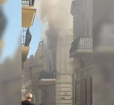 Bakının mərkəzində ev yanır - VİDEO - YENİLƏNDİ