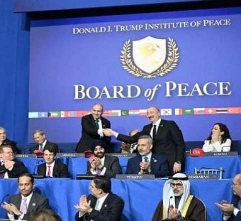 Əliyev və Paşinyan sülh yazısı fonunda əl sıxışır - Foto 