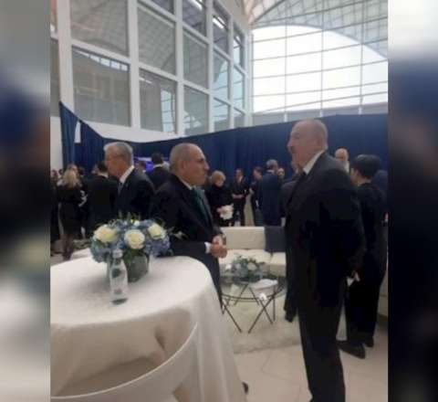 Prezident Nikol Paşinyanla ayaqüstü söhbət etdi − VİDEO 