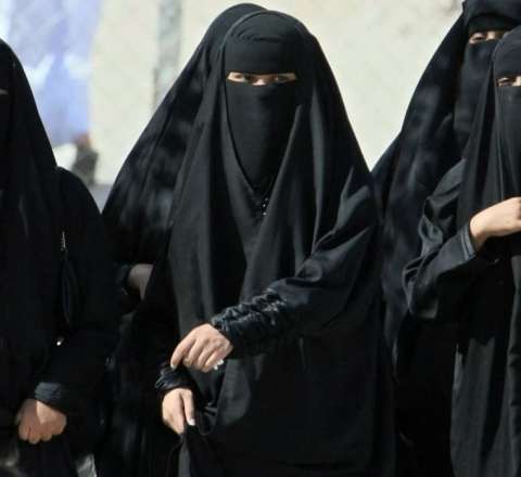 Bakıda çadralı qadınlar bıçaqla mağazaya BASQIN etdilər 