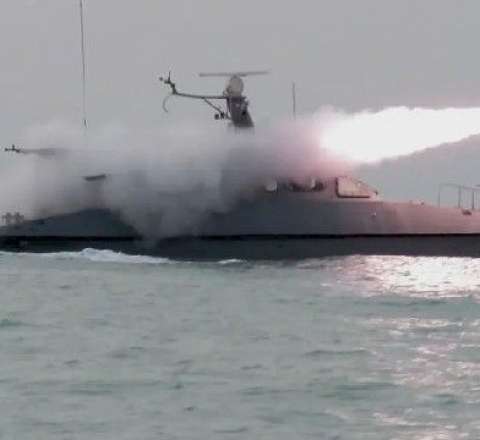 İran Hörmüz boğazında zenit raketini sınaqdan keçirdi 