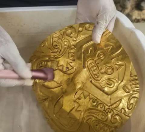 Qazdıqları məzardan qızıl “fışqırdı” - FOTO