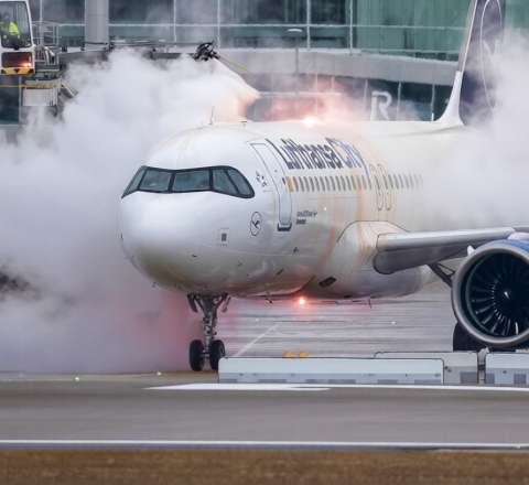 Almaniya hava yollarında qalmaqal – 500 sərnişin gecəni təyyarədə keçirdi 