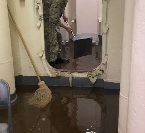 ABŞ-nin ən bahalı gəmisində kanalizasiya problemi – VİDEO 