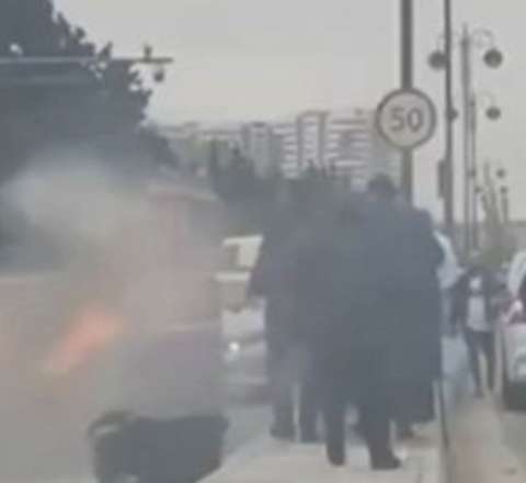 Bakıda maşın yolun ortasında yandı - VİDEO