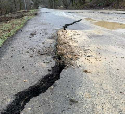 7 kəndi birləşdirən yolda sürüşmə 