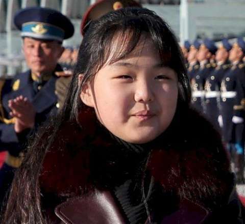 13 yaşlı qız atası ilə hərbi paradda – Şimali Koreya lideri varis planlarını gücləndirdi 