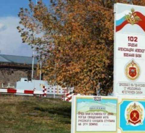 Ermənistan rusiyalı hərbçiləri Türkiyə ilə sərhəddən çıxardı 