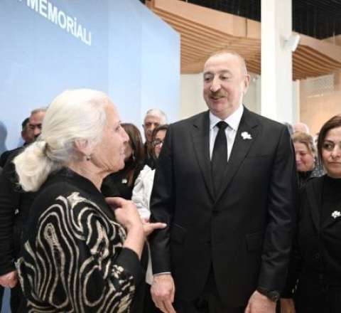 “Razı olarsınızmı boynunuzu qucaqlayıb, üzünüzdən öpüm?” 