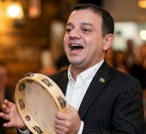 Ata Abdullayev müğənniliyə başlayır 