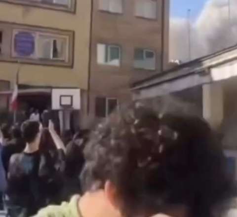 İsrailin hücumuna görə iranlılar küçəyə axışdı - VİDEO 