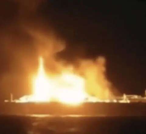 Rusiya tankeri vuruldu - Ekipaj yanan gəmidən son anda çıxarıldı - VİDEO