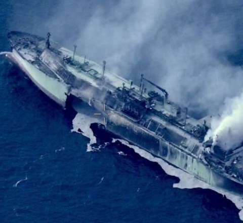 Rusiya tankeri vuruldu - Ekipaj yanan gəmidən son anda çıxarıldı - VİDEO