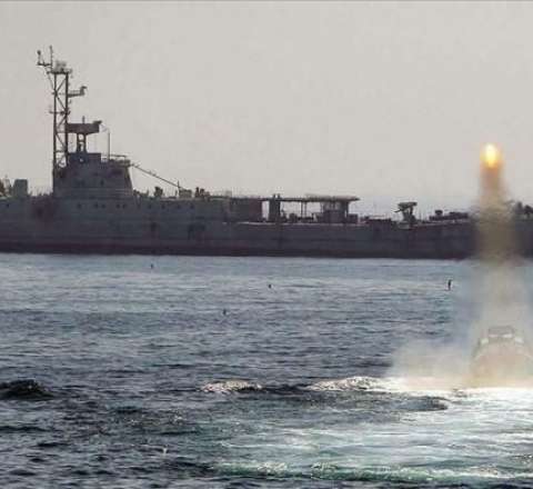 İran freqatının vurulma anı - VİDEO 