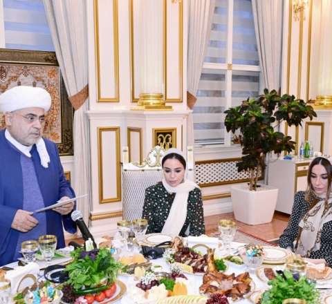 Prezidentin qızları iftar mərasimində - FOTO 