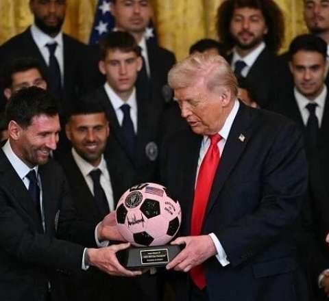 Messi Trampla görüşdü, top hədiyyə etdi - VİDEO