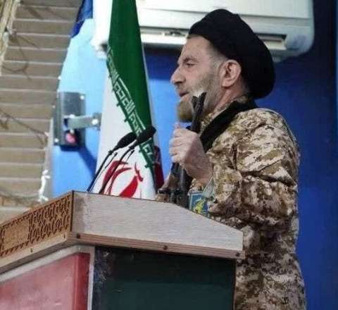 İmam cümə xütbəsini silahla oxudu 