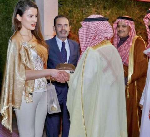 Səfirin geyimi müzakirə yaratdı 