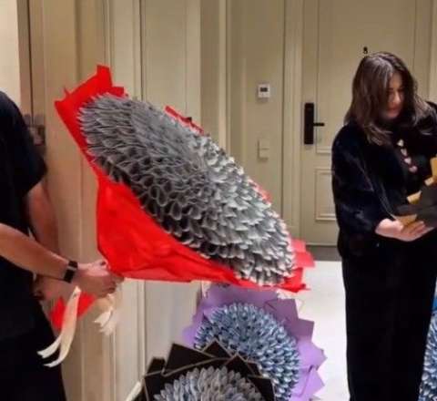 Azərbaycanlı bloger anasına 8 pul buketi bağışladı -  Video