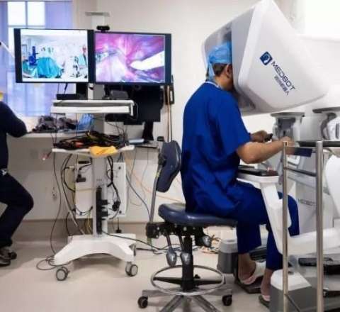 Cərrah 2400 kilometr uzaqdan robotla əməliyyat etdi 