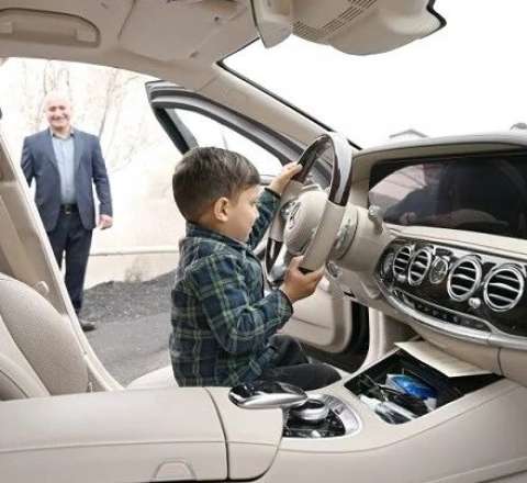 Qarabağa qayıdan azyaşlı Prezidentin maşınında - VİDEO