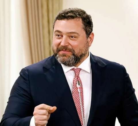 Azərbaycanda 4 saytın sahibidir - 6 milyard dollar pulu var 