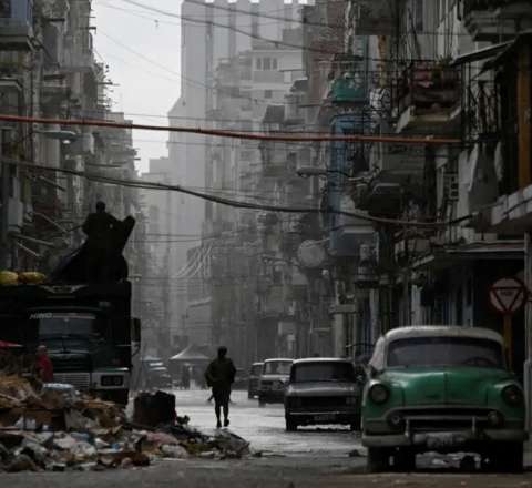 Biri düyü, biri neft göndərir 