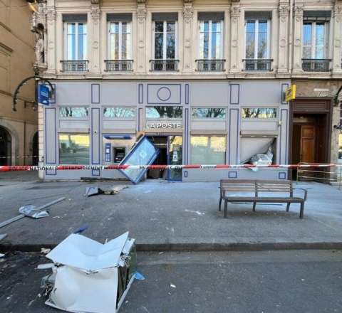 Fransada film kimi qarət– Bankomatı qopardılar 