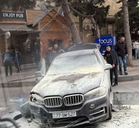 “Audi” ilə toqquşan “BMW” yandı 