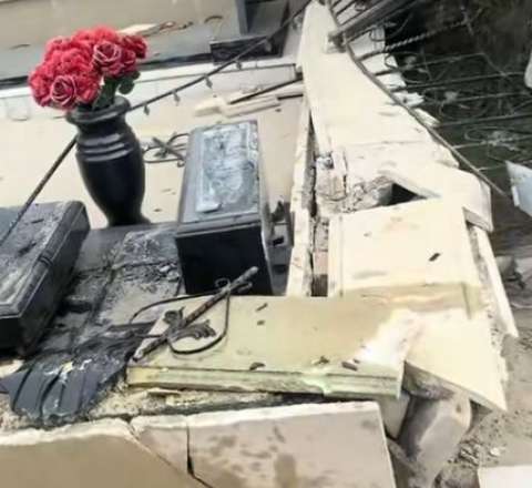 Bakıda 80 yaşlı qadın maşınla qəbirləri dağıtdı - VİDEO