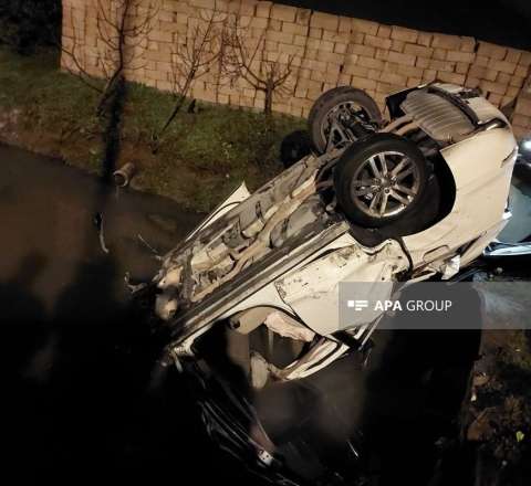 Lənkəranda avtomobil kanala aşdı: Xəsarət alanlar var - FOTO 