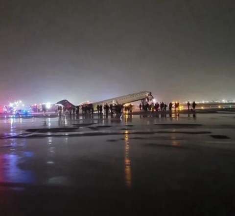 Nyu-Yorkda təyyarə yanğınsöndürən maşınla toqquşdu: Pilotlar öldü, yaralananlar var -  VİDEO