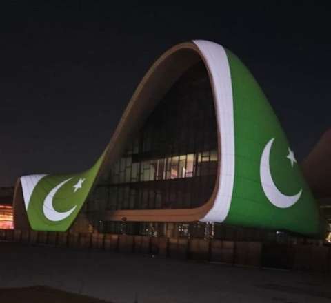 Heydər Əliyev Mərkəzi üzərində Pakistan bayrağı 