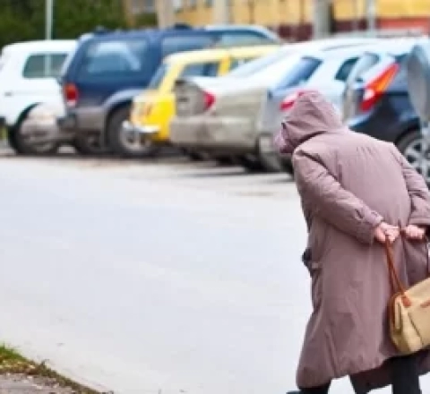 71 yaşlı qadını avtomobil vurub öldürdü 