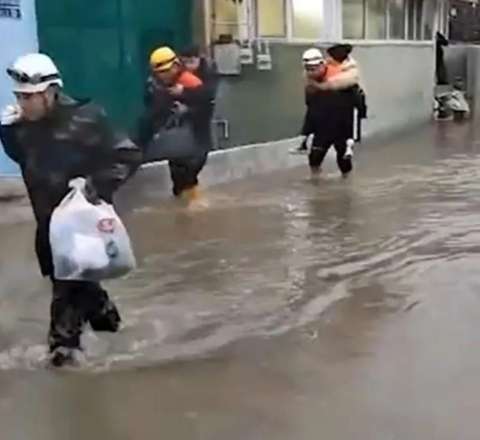 Bakının bu rayonlarını su basdı: Sakinlər təxliyə olundu -  VİDEO