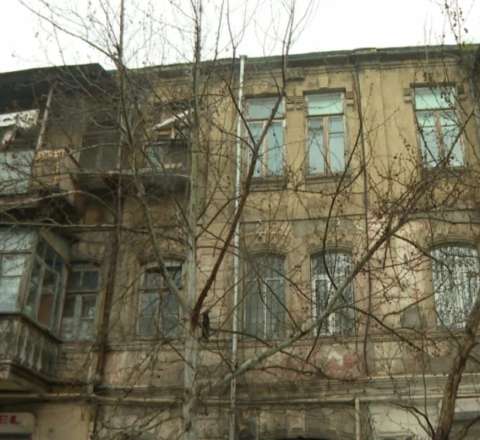 Yağış Bakıda iki əsrlik binanı qəzalı vəziyyətə saldı - VİDEO 