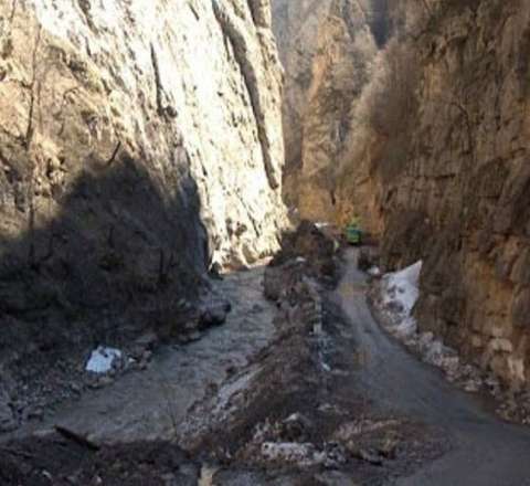 Uçqun oldu, yol bağlandı 