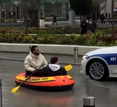 28 Mayda maraqlı anlar: Metronun önündə "qayıq" sürdülər - VİDEO