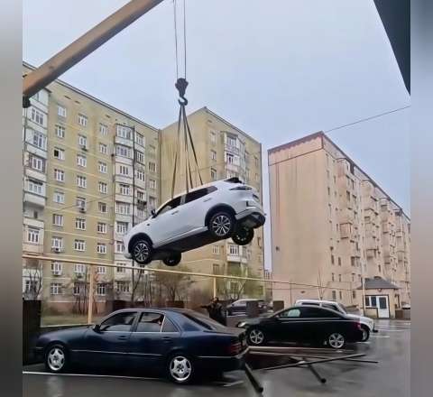 Sumqayıtda yol çökdü,  avtomobil son anda xilas edildi - VİDEO