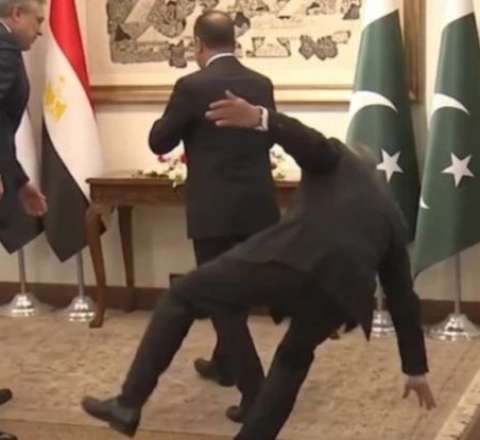 Nazir həmkarı ilə görüş zamanı ayağı sürüşərək yıxıldı  - VİDEO